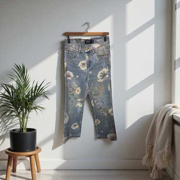 Nicole Denim - nicole by Nicole Miller Cropped Dream Jean Floral Print Light Denim Size 2
